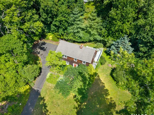 8 Oakledge Circle, Norwalk, CT 06854