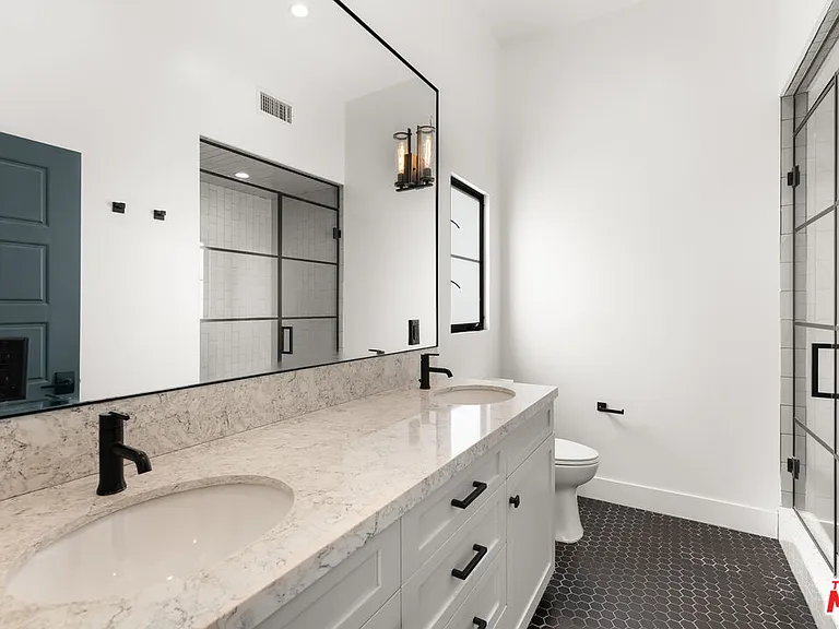 1249 S Plymouth Blvd — Photo 11