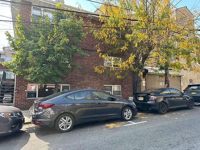 223 50th St #1A — Photo 2