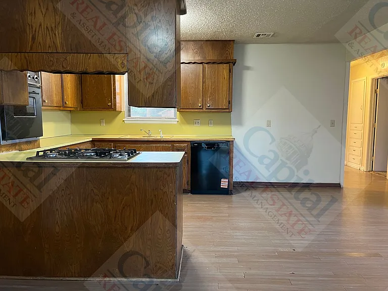 4304 NW 11th St — Photo 10