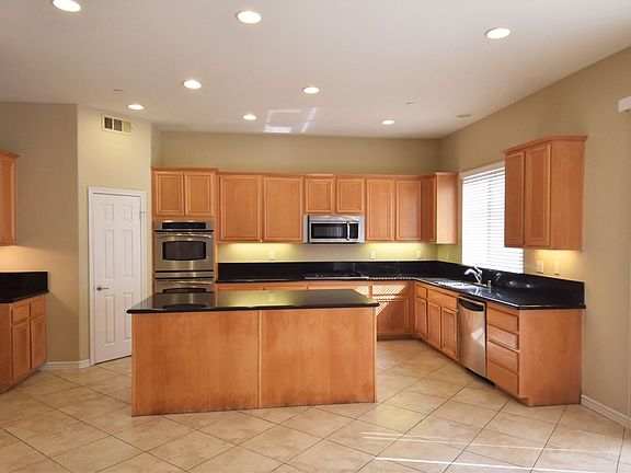 3rd image of 15579 Syracuse Ln