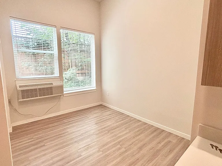 Vibrant Studio Apartment - Belmont St — Photo 39