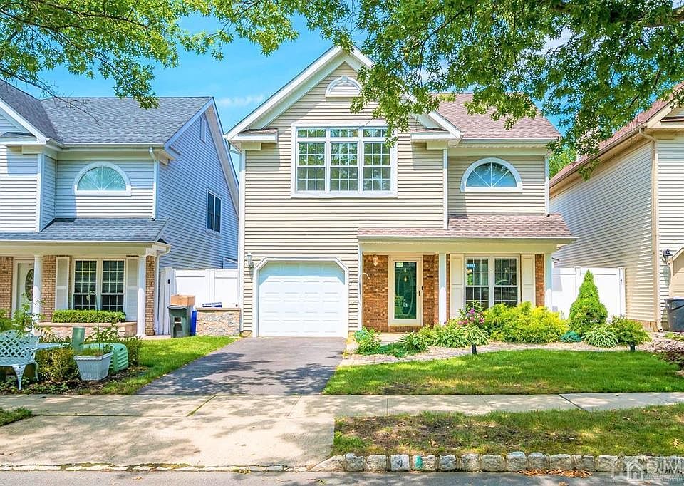 1st image of 4 Glen Oaks Ct