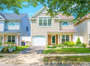 4 Glen Oaks Ct, Old Bridge, NJ 08857