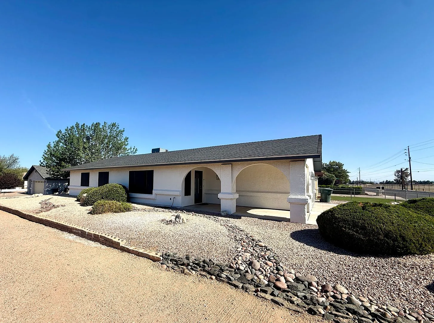 Updated 3 Bedroom, 2 Bathroom Home in Central Kingman Across from the Mohave County Fairgrounds! — Photo 3