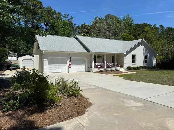 709 Sawgrass Rd, Hampstead, NC 28443
