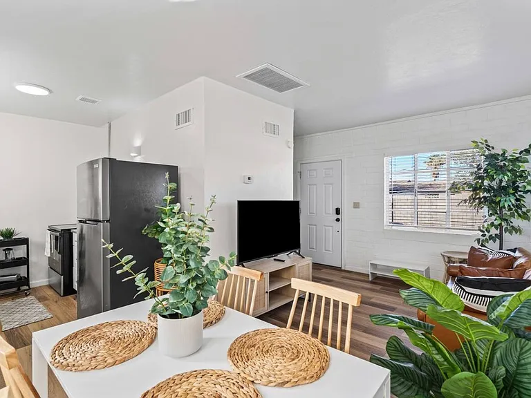 1627 N Bryant Ave #D — Photo 4