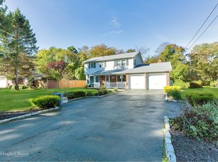 122 Fernwood Ave, Oakdale, NY 11769