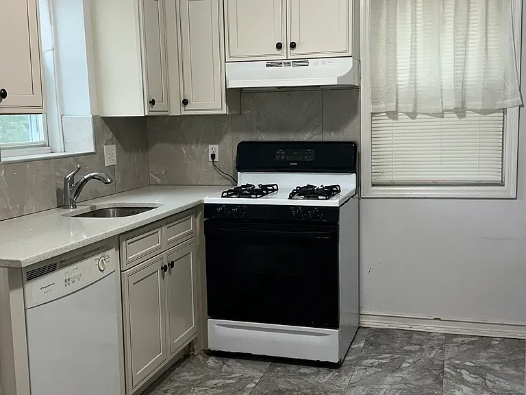 24 Franklin Pl #B — Photo 6