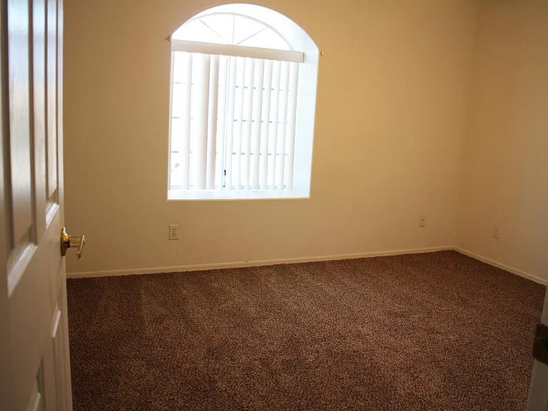 906 Desert View Dr — Photo 10