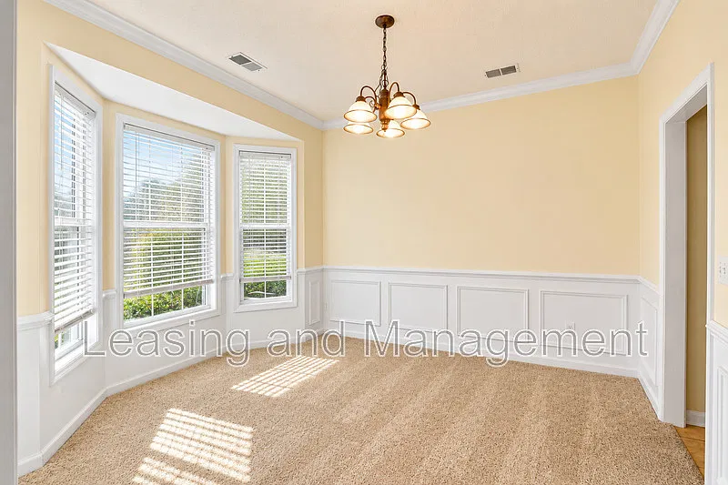 4 bed, 2.5 bath, 2215 sqft, $2,850 — Photo 4