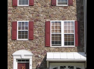 8 Falcon Ln, Delran, NJ 08075