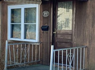 202 4th St, Crossville, IL 62827