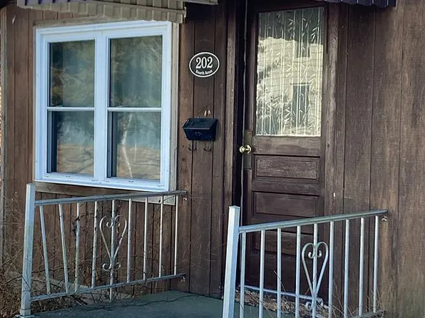 202 4th St, Crossville, IL 62827