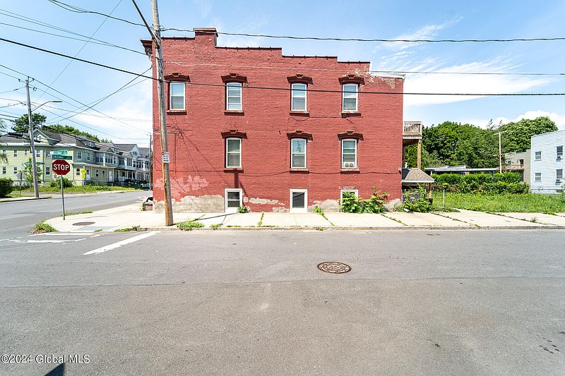 3rd image of 167 2nd Avenue
