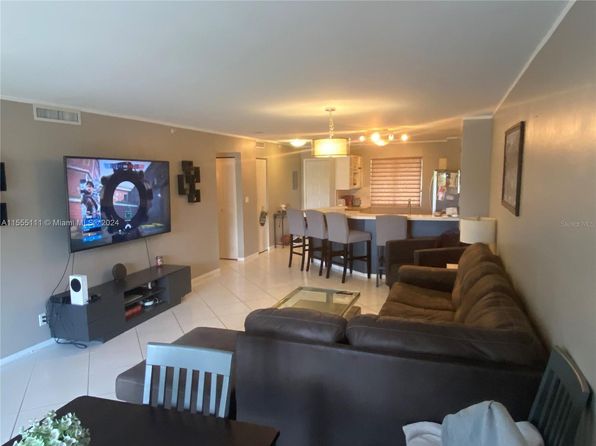 2205 S Cypress Bend Dr APT 302