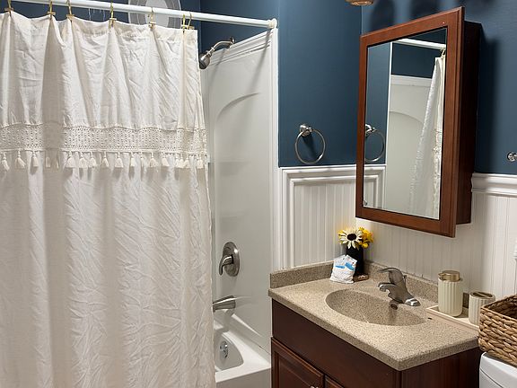 5th image of 209 E 3rd St #2
