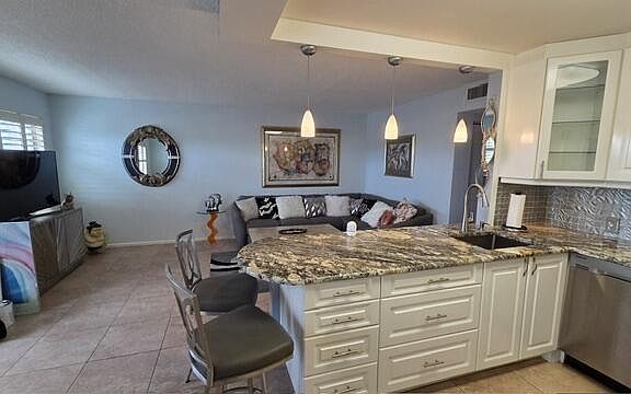 3rd image of 4030 Rexford Rd #403