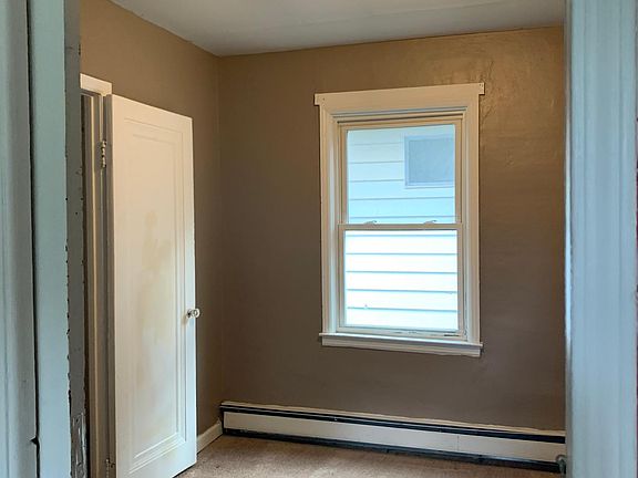 2nd image of 845 Oak St APT 1
