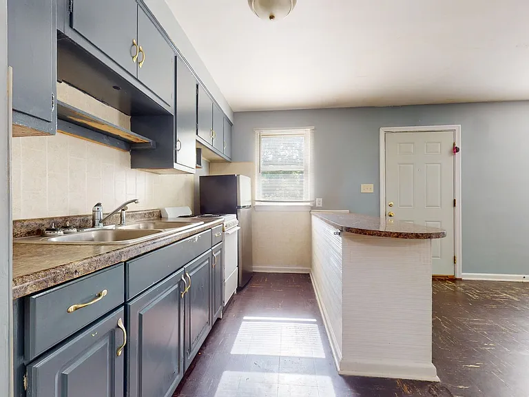 33 Stewart Ave — Photo 5