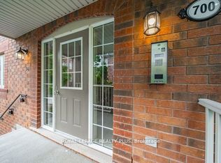 700 Neighbourhood Cir #4, Mississauga, ON L5B 0A6