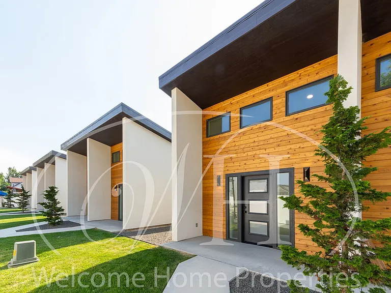 159 SE Sparrows Pl — Photo 1
