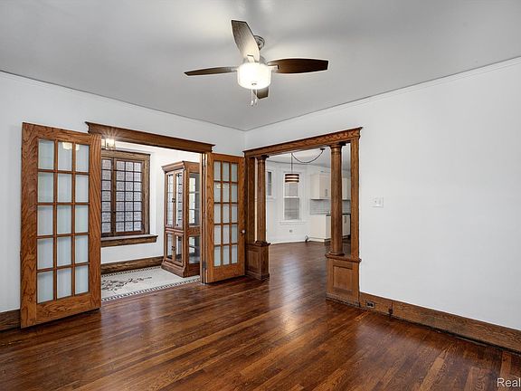 3rd image of 310 Hendrie St