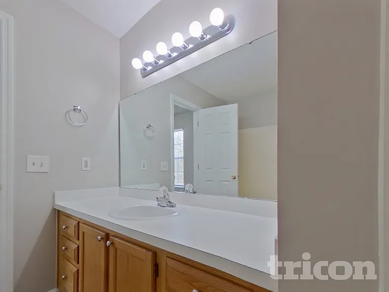 425 Northshore Ct — Photo 9