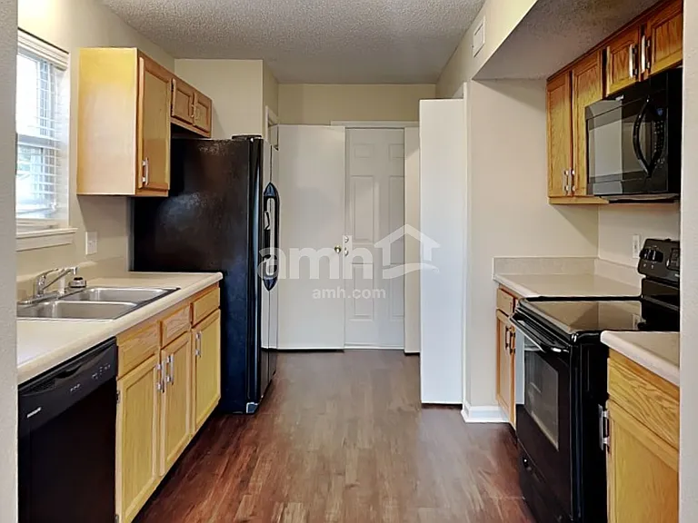 1685 Willowview Ln — Photo 3