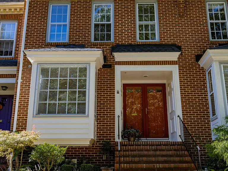 817 Botetourt Gdns — Photo 2