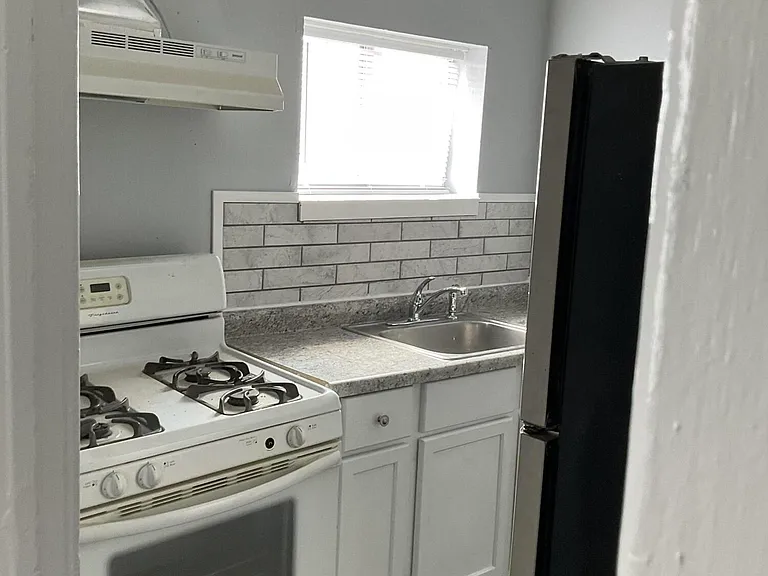 956 S Floyd St #1 — Photo 2
