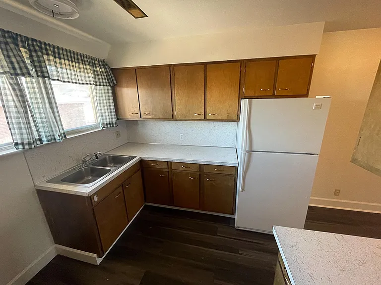 1749 Oxford Dr #2 — Photo 3
