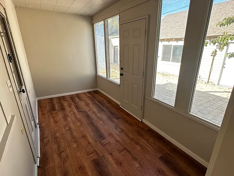 715 E Capitol Ave — Photo 18