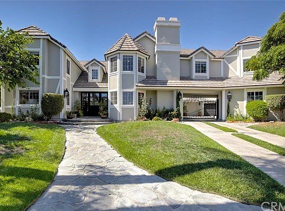 Long Private Driveway on end of Cul-de-sac