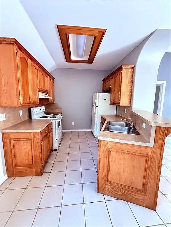 2 bed, 2.0 bath, 3744 sqft, $850 — Photo 2