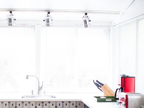 KITCHEN....GAS STOVE STAINLESS STEEL APPLIANCES