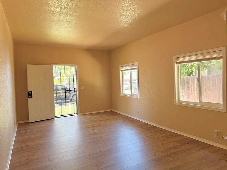 317 Pleasant St — Photo 3