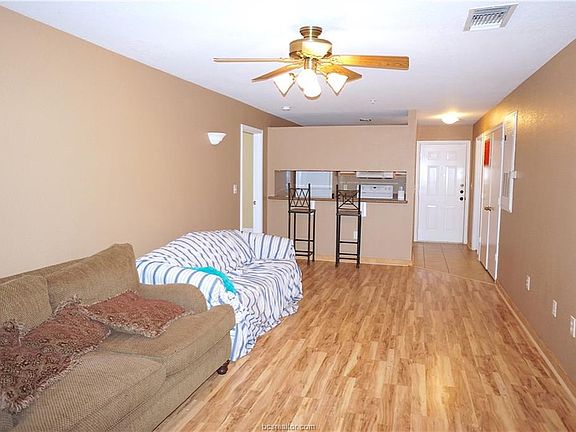 3rd image of 525 Southwest Pkwy APT 302