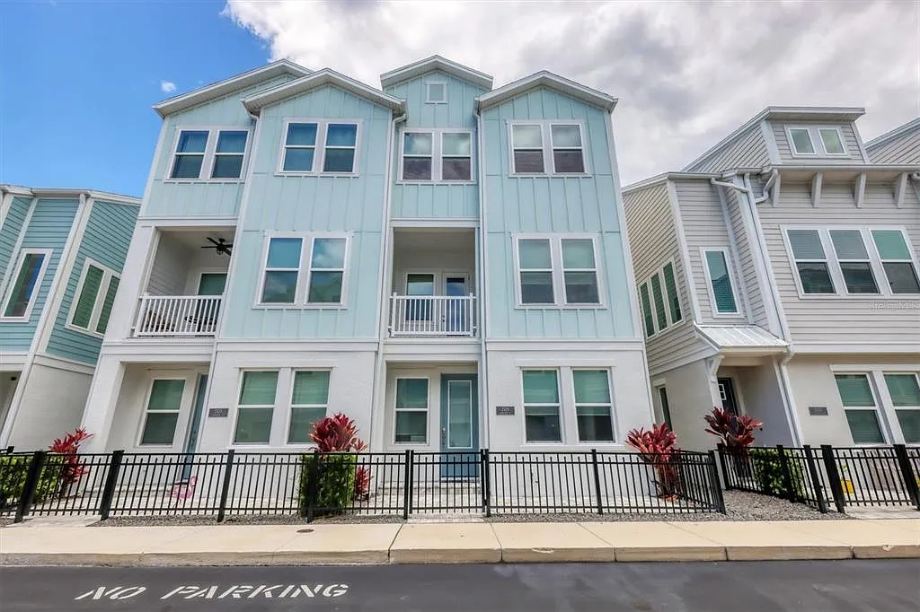 3 bed, 3.5 bath, 2032 sqft, $5,500 — Photo 1