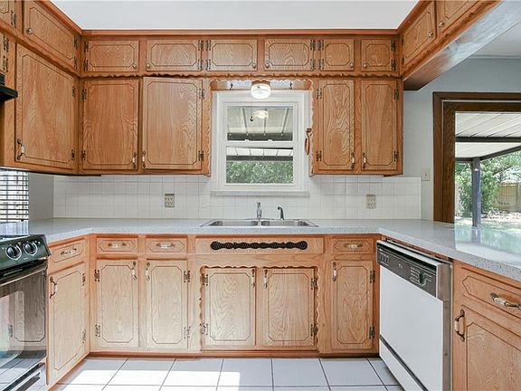 3rd image of 2124 Shady Brook Dr