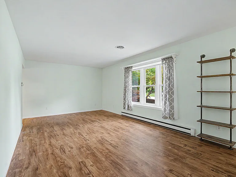 452 Jamesway Dr — Photo 3