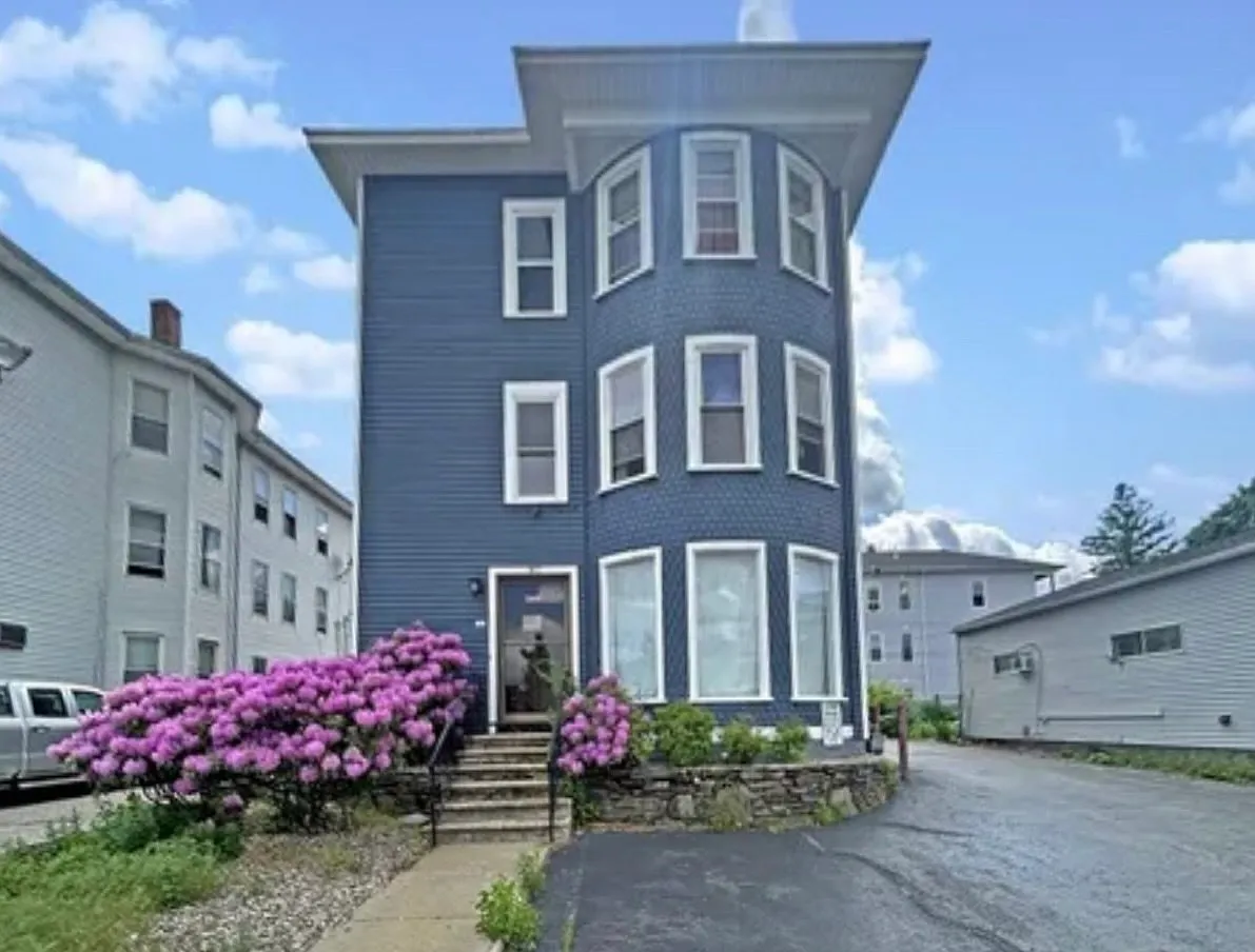 2 bed, 1.0 bath, 1100 sqft, $1,900 — Photo 1