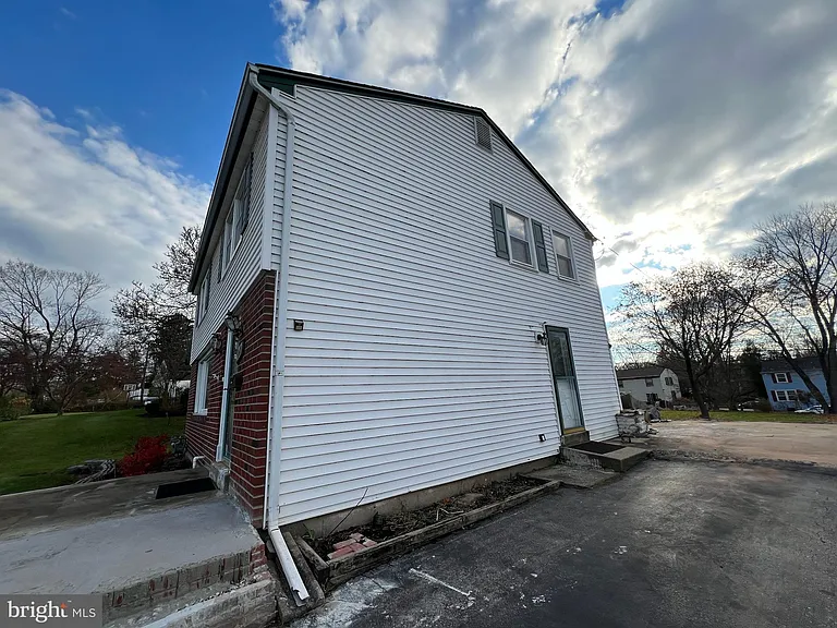 669 N Henderson Rd — Photo 4