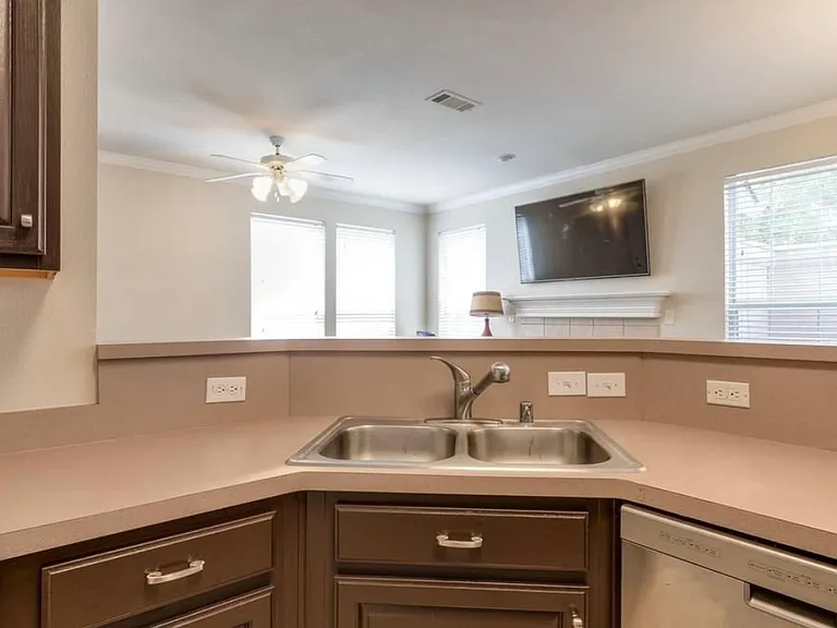 615 Regency Dr — Photo 10