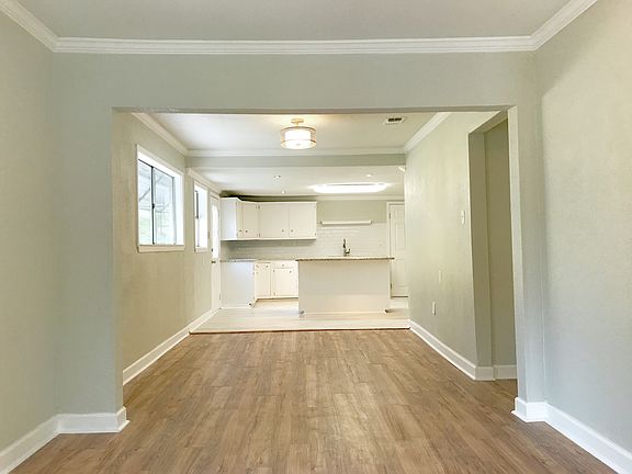 3rd image of 315 Gladstone St
