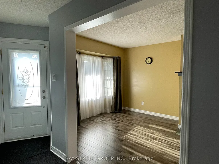 27 Lindsay Ct — Photo 2