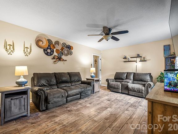3rd image of 121 Blackhawk Dr