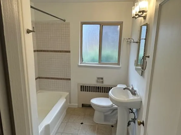 5206 E Burnside St APT 1, Portland, OR 97215