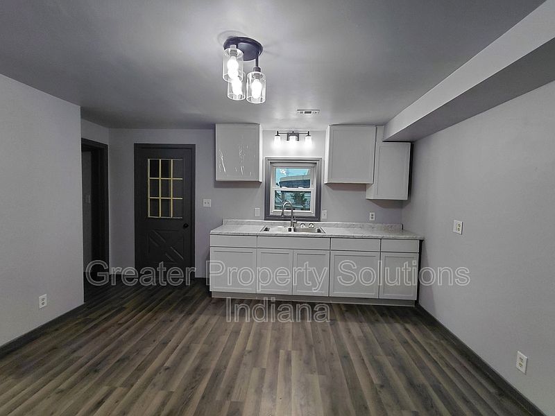 1st image of 731 W 4th Stupper