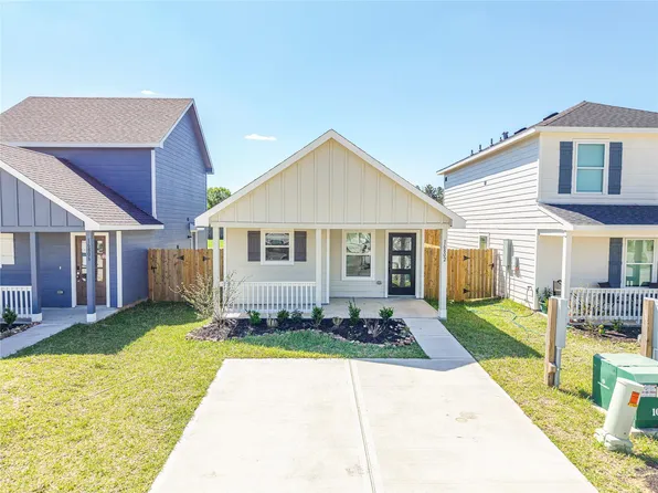 16802 N Marie Village Dr, Conroe, TX 77306